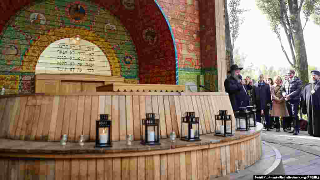 Біля символічної синагоги у Бабиному Яру. 29 вересня 2022 року Слово тримає головний рабин України Моше Реувен Асман 