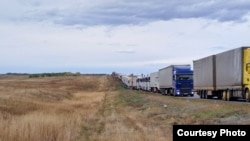 Очередь из автомобилей перед российско-казахстанской границей. Сентябрь 2022 года