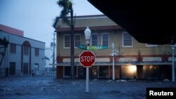 Ураган «Ієн» затоплює вулиці міста Форт-Майерс, штат Флорида. США, 28 вересня 2022 року