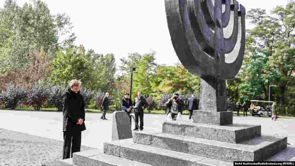 Надзвичайний і повноважний посол Федеративної Республіки Німеччина в Україні Анка Фельдгузен вшановує пам'ять жертв Бабиного Яру, схиливши голову перед Менорою.  