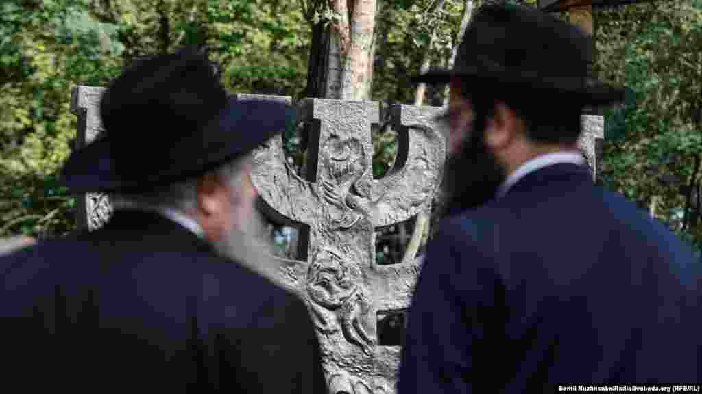 Біля символічної синагоги «Місце для роздумів» у Бабиному Яру. 29 вересня 2022 року «Ми повинні зробити все, що від нас залежить, для того, щоб захистити нашу землю та нашу незалежність, територіальну цілісність. І за це зараз платять найвищу ціну наші патріоти. Ми шануємо пам'ять безвинно загиблих, шануємо пам’ять Праведників, які, ризикуючи своїм життям, рятували тисячі людей. Ніколи не забудемо!», – наголосив Київський міський голова  Віталій  Кличко.