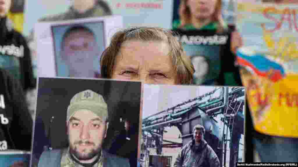 Також на акцію прийшли родичі полонених «азовців» та військовослужбовців військових частин 9937, 3011, 3033, 2802 й інших підрозділів, які боронили Маріуполь