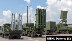 Видання Spiegel зауважує, що зараз в Україні є чотири системи Iris-T середньої дальності та одна така система малої дальності.