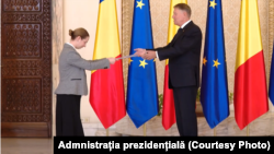 Ligia Deca, noua ministră a Educației, nu este singura care stă cu capul plecat în fața președintelui Klaus Iohannis. De-a lungul vremii, șeful statului a pus în funcții publice sau la vârful PNL oameni din anturajul său.