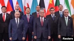 Участники саммита Совещания по взаимодействию и мерам доверия в Азии, который прошел в Астане 13 октября. В центре — президент Казахстана Касым-Жомарт Токаев, слева — президент России Владимир Путин, справа —  президент Турции Реджеп Тайип Эрдоган