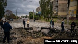 Величезні вирви і зім'яті, як бляшанки, автівки: результати російських обстрілів Дніпра (фотосвідчення)