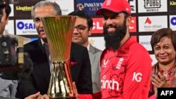 د انګلینډ لوبډلمشر معین علي د اکتوبر پر دویمه تر سیالۍ وروسته د لړۍ د اتلولۍ جام اخلي.