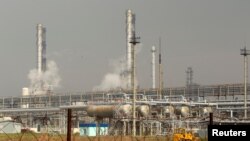 Rușii spun că trei rezervoare de petrol de la stația de alimentare a conductei Drujba au fost atacate, dar că nu au existat scurgeri pentru că rezervoarele erau goale.