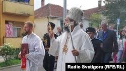 Episkop Srpske pravoslavne crkve u Crnoj Gori Metodije u šetnji ulicama Danilovgrada, u pratnji dvojice predstavnika „Saveza kozaka”, 9. oktobar , 2022. godine