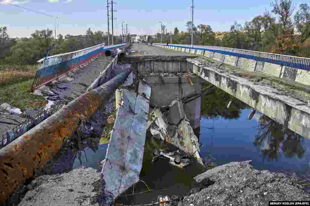 Під час окупації куп'янський міст, адміністративні будівлі та вулиці розмалювали кольорами російського триколору. Над мерією вивісили плакати «Ми з Росією єдиний народ» і «Харківська область у складі Російської Федерації»  