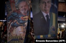 Полотенца на рынке в Рио-де-Жанейро с изображениями Лулы да Силва и Жаира Болсонару