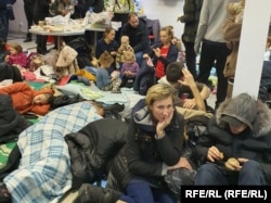 Беженцы на приграничной заправке