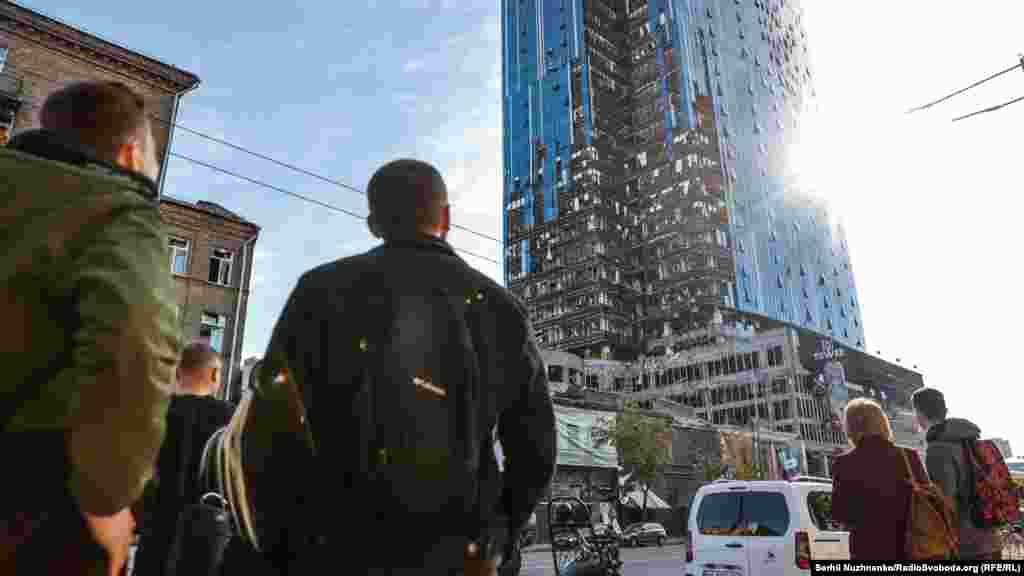 10 жовтня, внаслідок російського масованого ракетного обстрілу у столиці пошкоджені загалом понад 70 об&rsquo;єктів та житлових будинків. Про це мер Києва Віталій Кличко повідомив у своєму&nbsp;Telegram-каналі. На фото кияни дивляться на будівлю одного із столичних бізнес-центрів, який зазнав ушкоджень внаслідок влучення російської ракети