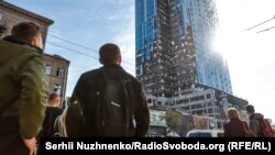 У Києві продовжують ліквідацію наслідків ракетних обстрілів (фотосвідчення)