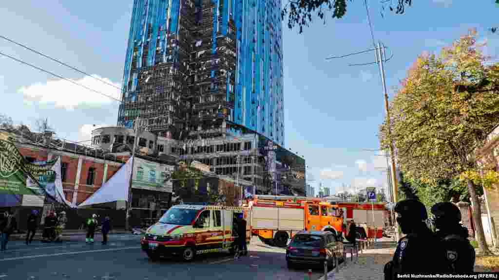Будівля одного із столичних бізнес-центрів, який теж зазнав ушкоджень внаслідок влучення російської ракети. Київ, 10 жовтня 2022 року  