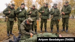 Подготовка призывников к перевязке раненых в рамках частичной мобилизации в России. Иллюстративное фото