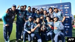 د نيوزيلېنډ په کرايسټچرچ کې د دريو هېوادونو تر مينځ د کرکټ ۲۰ اووريزو سياليو پايلوبې ګټلو وروسته پاکستانۍ لوبډله خوشحالي څرګندوي ــ د ۲۰۲۲ز کال د اکتوبر ۱۴مې انځور