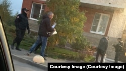 Полицейские вместе с неизвестными во дворе одного из домов ЖК "Ладожский парк" утром 14 октября