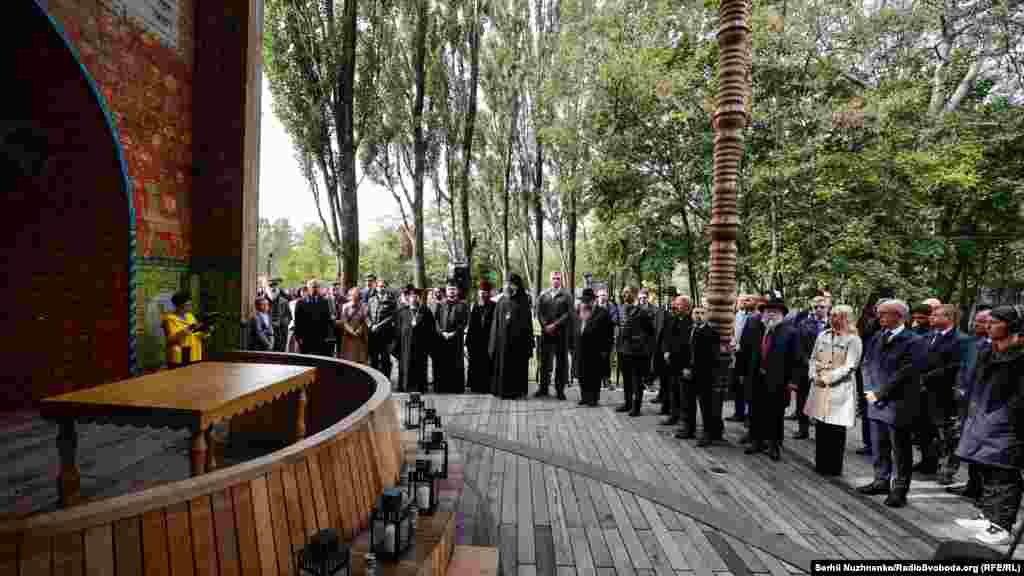 Біля символічної синагоги «Місце для роздумів» у Бабиному Яру у Києві відбулася спільна міжрелігійна молитва