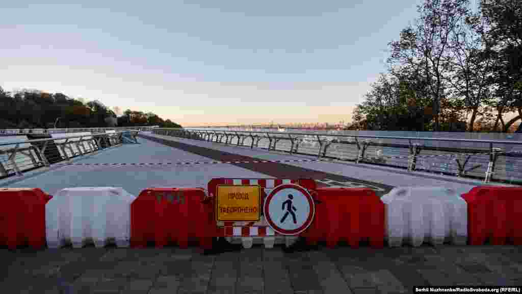 Закритий пішохідно-велосипедний міст після влучання поблизу російської ракети