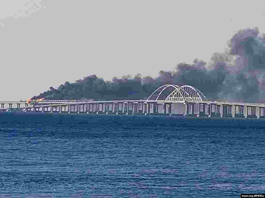 Утром в субботу, 8 октября, на Керченском (Крымском) мосту в Крыму произошли взрыв и пожар. По сообщениям российской власти Крыма, мосту «произошел подрыв грузового автомобиля». Следком России возбудил уголовное дело по факту взрыва на Керченском мосту. По заявлениям российских силовиков, погибли три человека. Крым.Реалии собрали главные фотографии из Крыма и все, что известно к этому часу.