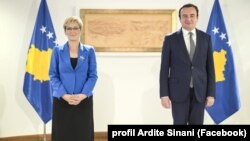 Bivša gradonačelnica Preševa Ardita Sinani, iz Stranke za demokratsko djelovanje, trenutno je Kurtijeva savjetnica. Na fotografiji Sinani i Kurti, novembar 2023.