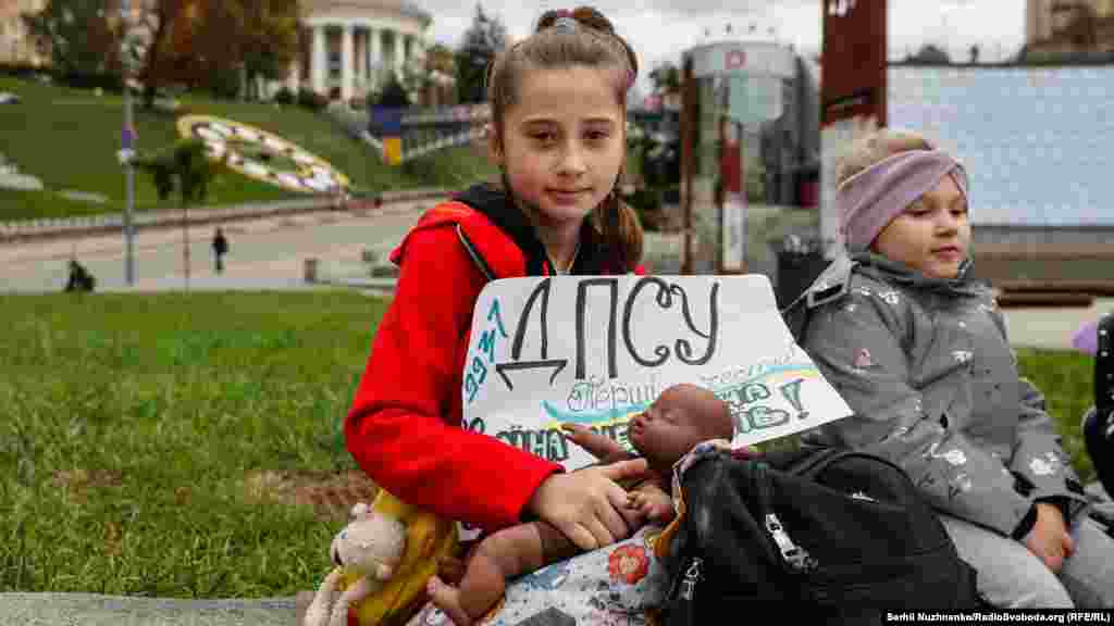 Останній на цей час обмін був 29 вересня, коли обміняли шістьох осіб – 4 морпіхів і двох цивільних. Військовослужбовці брали участь у боях за Маріуполь, а цивільних жінок росіяни викрали через фотографії російських військових та техніки в їхніх телефонах