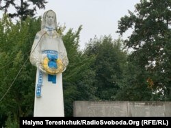 Радянська скульптура, яку селяни розмалювали