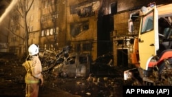 Из-за падения самолета на жилой сектор в Ейске погибли 15 человек. На фото: пожарные на месте трагедии, 17 октября 2022 года