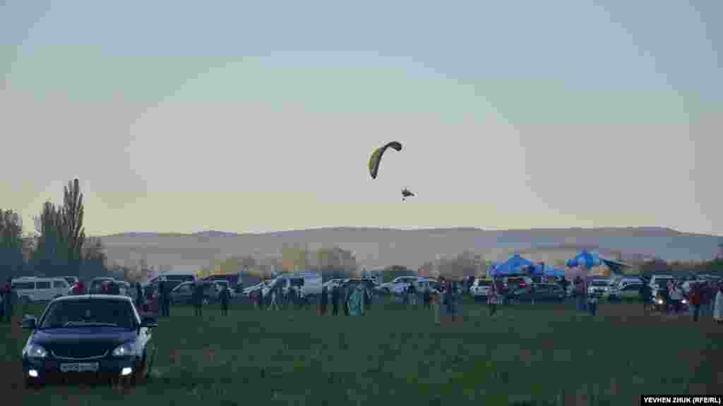 Когда воздушные шары «растаяли» в утреннем небе, зрители могли наблюдать полеты на аэрошюте