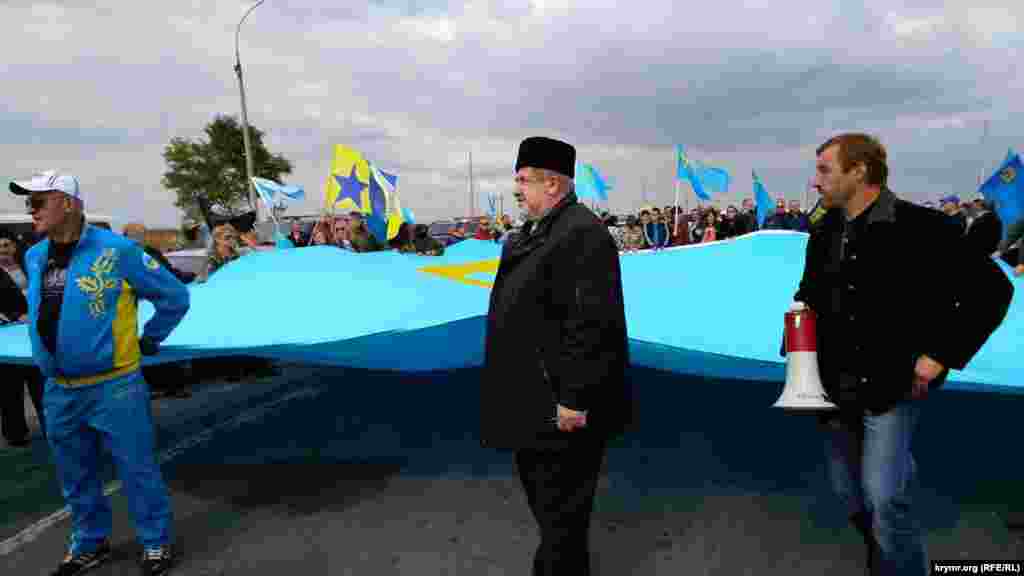 Годовщина гражданской акции по блокаде Крыма около пропускного пункта «Чонгар», 24 сентября 20 сентября 2015 года началась бессрочная акция по блокированию грузового транспорта, направляющегося в Крым с продуктами и товарами, инициированная лидерами крымских татар. Экономическая блокада стала первым этапом запланированных действий. В ноябре 2015 года стартовал второй ее этап – энергетический. В середине января 2016 года акция по блокаде Крыма, по словам организаторов, сменила формат.  