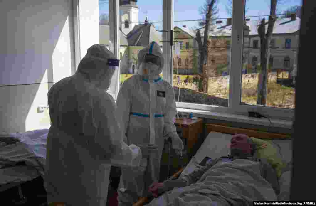 Навпроти відділення розташований монастир і церква. Люди, які перебувають у лікарні, не раз спостерігали недільну службу в храмі. Відтак, просять, аби прихожани берегли себе, адже хвороба реальна і підступна