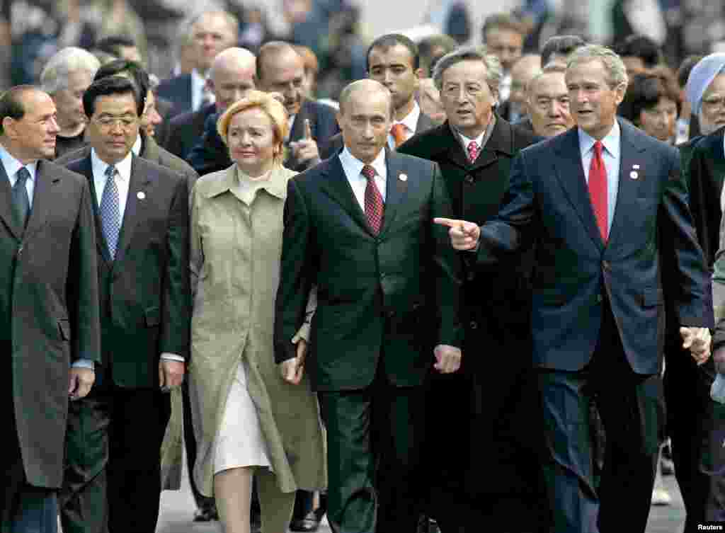 Prim-ministrul italian Silvio Berlusconi, președintele chinez Hu Jintao, președintele Putin și soția sa, Liudmila, președintele Uniunii Europene Jean Claude Juncker și președintele SUA George W. Bush merg împreună la Kremlin, în Moscova, după ce au participat la ceremoniile de comemorare a victoriei în cel de-al Doilea Război Mondial, în Piața Roșie, la 9 mai 2005.