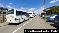 Microbuze care transportă din diverse localități angajați pentru principalul angajator din Luduș, o companie de cablaje auto.