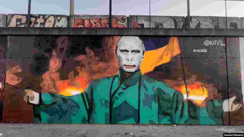 Путіна в образі лиходія з книги Джоан Роулінг про Гаррі Поттера – Лорда Волдеморта. Мурал у Познані (Польща) намалював вуличний художник Кавуарт.  