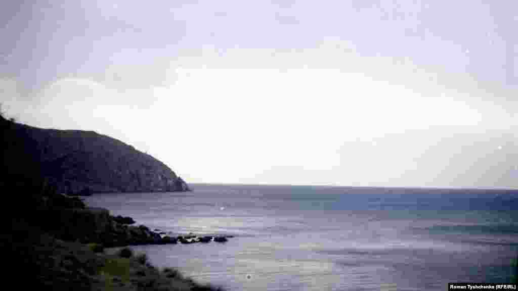 Длина побережья мыса – около 16 километров. Большая его часть – необитаема и почти без растительности, кроме единичных фисташковых деревьев