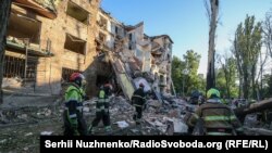 Загиблі люди і руйнації: наслідки комбінованої російської атаки на Київ (фотосвідчення)