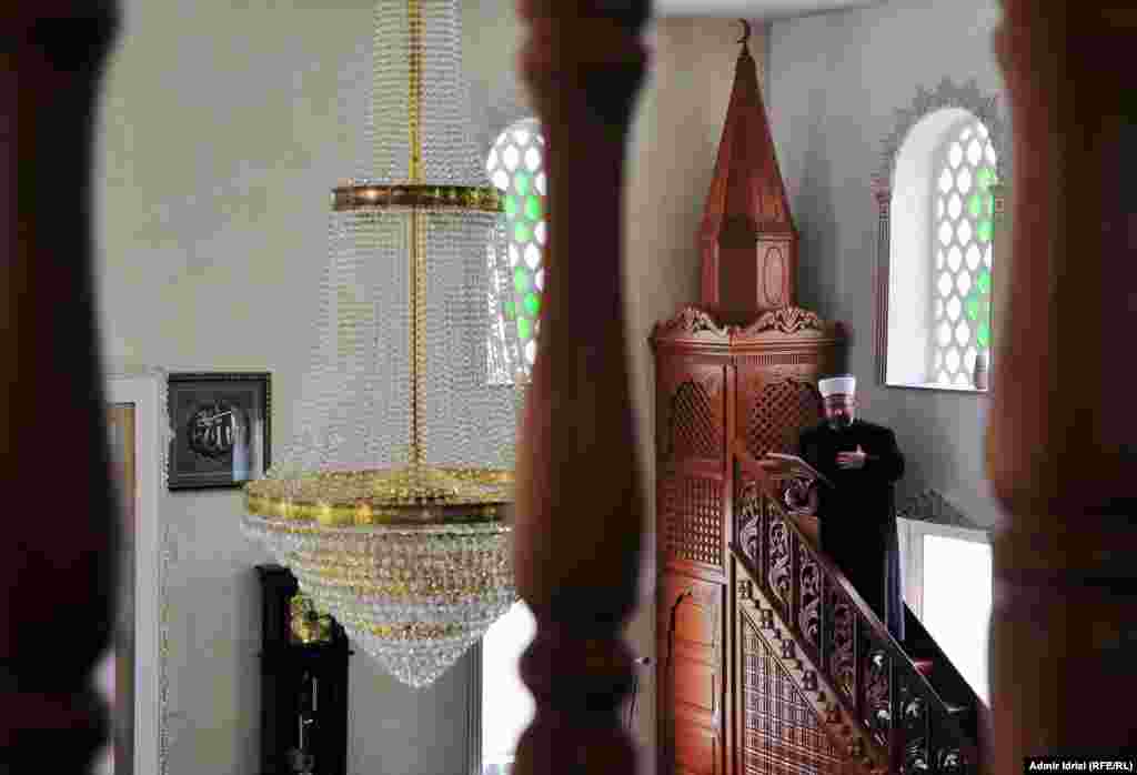 В мечети в Драгаше (Photo by Admir Idrizi)  