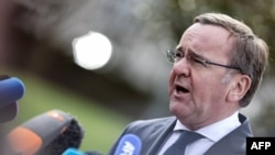 Міністр оборони Німеччини Борис Пісторіус спілкується із журналістами в рамках засідання Контактної групи з питань оборони України 19 березня 2024 року на авіабазі США в Рамштайні, Німеччина