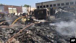 Ілюстраційне фото. Рятувальник на місці влучання російського дрона в Запоріжжі, червень 2025 року