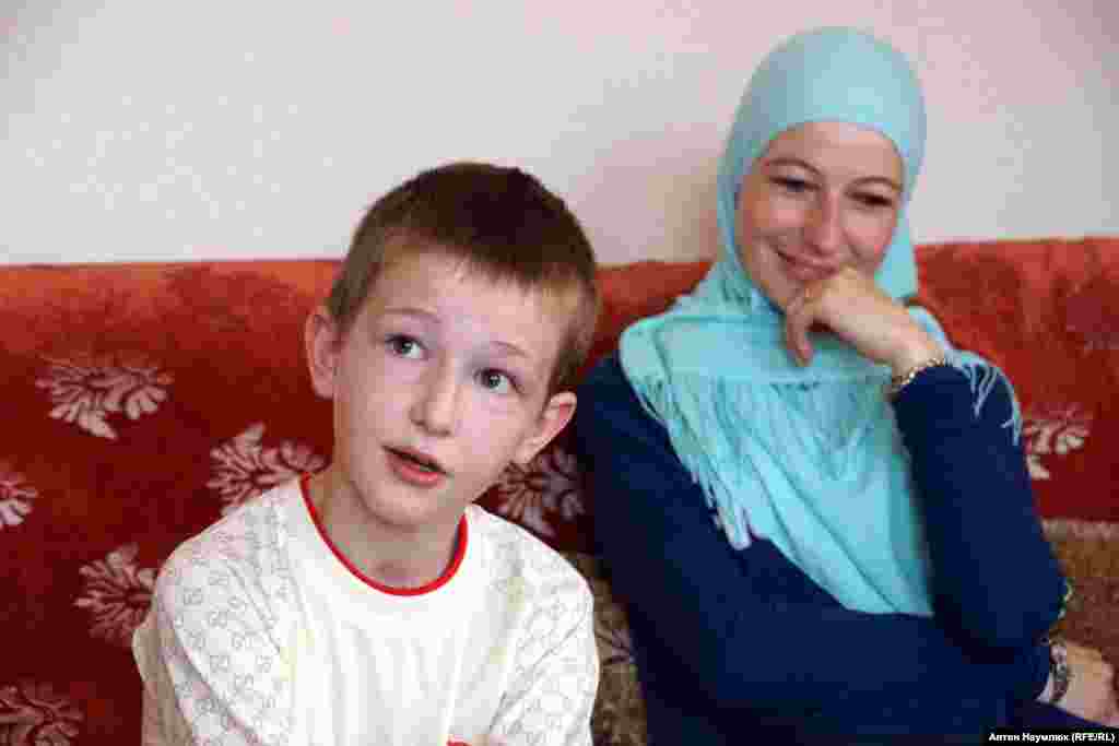 Мириам Куку – супруга правозащитника Эмир-Усеина Куку – вместе с девятилетним сыном Бекиром. Мужа Мириам арестовали в прошлом году с обвинениями в «разжигание ненависти» или «унижение человеческого достоинства»  