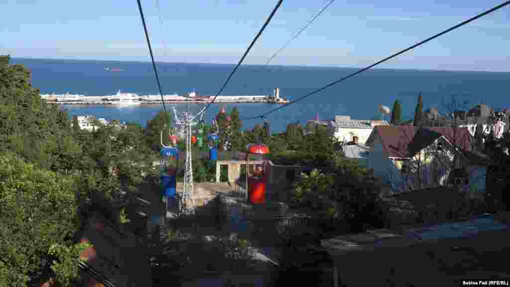 Канатная дорога «Ялта-Горка» протянулась над центром города
