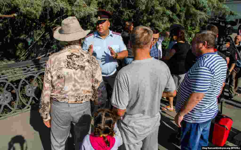 «Полицейские» пригрозили собравшимся людям арестом, за «незаконное собрание в одном месте»