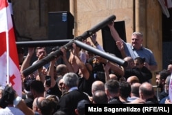 5 ივლისს მოძალადე ჯგუფებმა პარლამენტთან რკინის ჯვარი აღმართეს, რომელიც ამ დრომდე საკანონმდებლო ორგანოსთან დგას