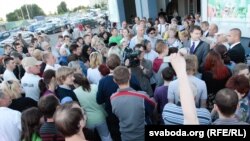 Толпы людей в Минске стоят в очередях в пункты обмена валют