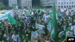 Кадры государственного ливийского телевидения, показывающие широкую общественную поддержку Муамара Каддафи