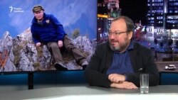 Шишки собирает, песенки поет Шишки собирает, песенки поет