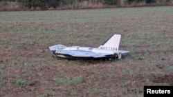 Пошкоджений безпілотник лежить після падіння у східнопольському селі Чосновка, 10 вересня 2025 року