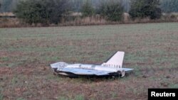 Пошкоджений безпілотник лежить після падіння у східнопольському селі Чосновка, 10 вересня 2025 року