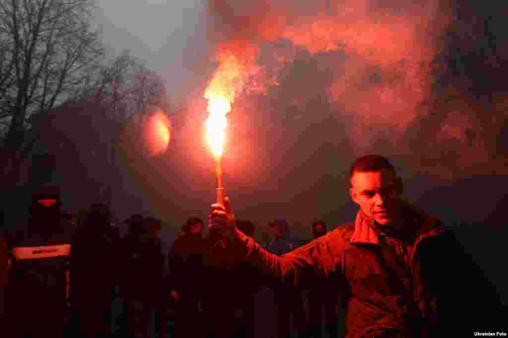 У Києві «Азов» провів марш на підтримку затириманого голови громадської організації «Цивільний корпус «Азов – Крим», кримчанина Станіслава Краснова. Київ, 1 березня 2016 року БІЛЬШЕ ПРО ЦЕ